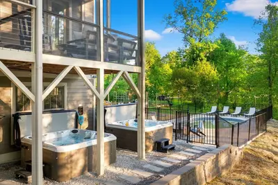 Image de 6 King Bedrms! Heated Pool. 2 Hot Tubs. Game Room. 3 Fire Pits. Sleeps 22!