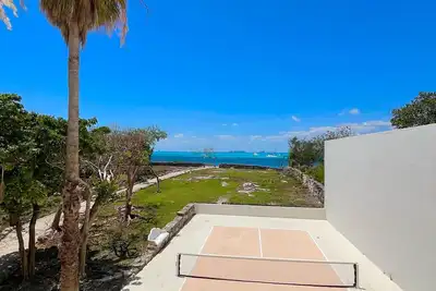 Image de Oceanfront Bliss l 3 Br Retreat + Private Pickleball Court