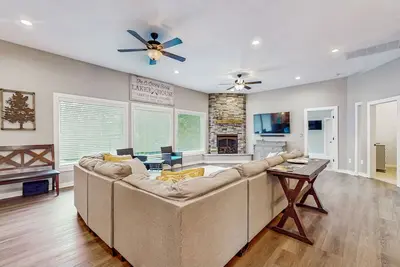 Image de Spacious lakefront house w/private hot tub, pool table, kayaks, deck & grill