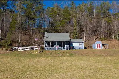 Image de Charming 2-bedroom, creekside, pet friendly farmhouse in Murphy, Nc
