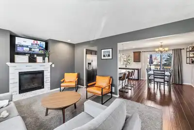 Image de Waukee Retreat, nestled in the heart of the city, stylish and spacious house.