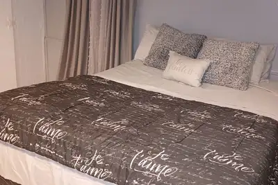 Image de Clean, Quiet safe place in Queens. Around the corner from green Acres Mall