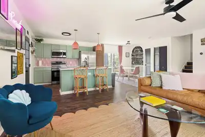 Image de Bull & Blossom Bungalow: Walk to Duke and enjoy Firepit, Yard + Pickleball