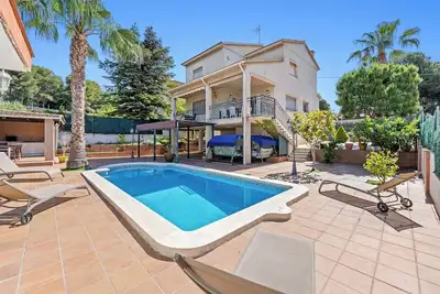 Image de Maison de vacances 'Anglada' avec vue sur la mer, piscine privée et climatisation