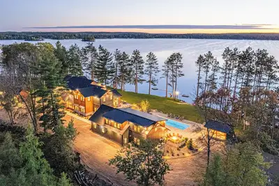 Image de Private Lakeside Oasis | 21-Bedrooms | Sleeps 85+