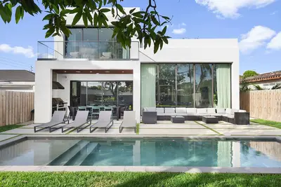 Image de Design District Modern Lux, Pool, Billiards, Grill