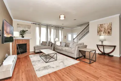 Image de Stylish & Cozy Retreat - Sleeps 10