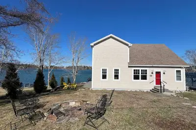 Image de A beautiful 3 bedroom home overlooking Basin Cove.
