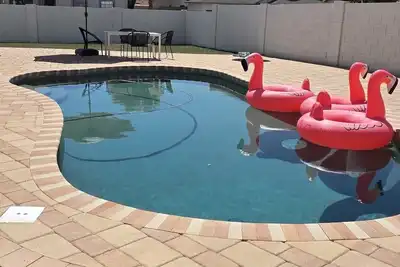 Image de Spacious 4br – Relax in Style, Pool, Space & Desert Sun