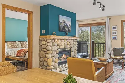 Image de Central Escape- free parking, downtown, view, quiet, 2br, sleeps 6 Bw202