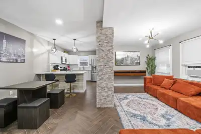Image de 3 bedroom Stylish Retreat | Free Parking | Train to Nyc access