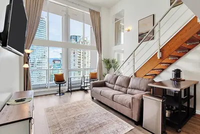 Image de Cozy Vancouver Air Loft with Rooftop Deck & Highrise View