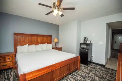 Renovated King Fireplace Suite Pet Friendly