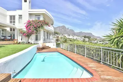 Image de Camps Bay Home w Pool Garden Sea View Tree Villa
