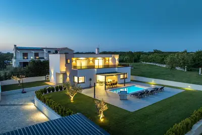 Image de Villa Ana Škicini for 10 people with heated pool, kids activities and sea view near Novigrad