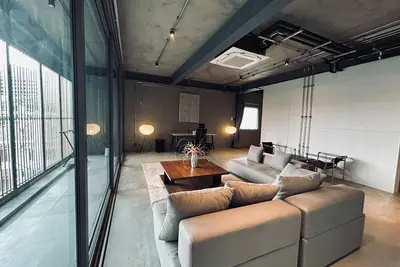 Image de Cozy loft-style rooms, private baths, free Wi-Fi, A/C, and shared spaces.