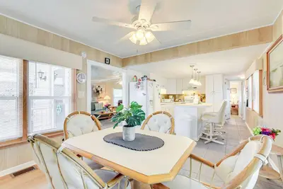 Image de 2 Mi to Venice Beach: Home w/ Pool Access