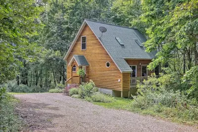 Image de Cheerful Two Bdrm Cabin with Hot Tub & Pet Friendly