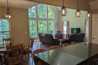 Image de Modern 2 Bd cabin, Hot Tub, Games, Near all in Hocking Hills, Pet Friendly