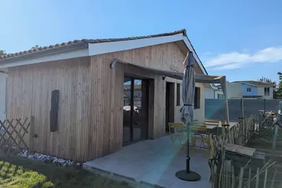 Image de À 2 minutes du Bassin d'Arcachon, extension ossature bois neuve avec jardin.