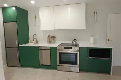 Centrally located 2-bed unit w/ washer/dryer, Wi-Fi, pool, and nearby dining.