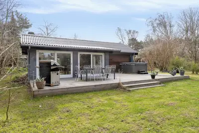 Image de Peaceful home near water with annex