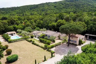 Image de Villa familiale de luxe avec piscine dans les vignes de Ste-Maxime et St-Tropez