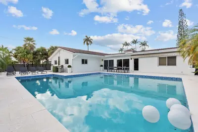 Image de ★ ★ ★ ★ ★ Luxury 4000-sqft Mansion with large Pool & Sauna • High-End Comfort