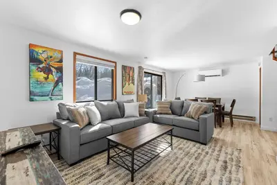 Image de Happy Hideaway - Aspen Village Condo w seasonal pool, close to lake, park, golf, and downtown