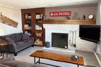 Image de Sunrise West Glade K7 ski on ski off with a wonderful community sports center.