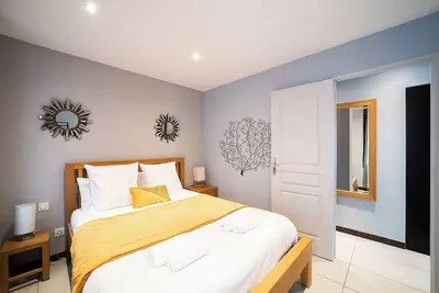 Image de Suite Arago : Confort Moderne au Centre de Tout