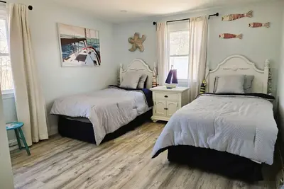 Image de Bright, dog-friendly property located close to Jackknife Beach.