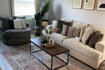 Image de Charming 2-bedroom cottage with lake and beach access and large yard.