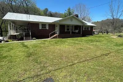 Image de Papaw's Place and Creekside Bungalow are on the same Heritage Farm.