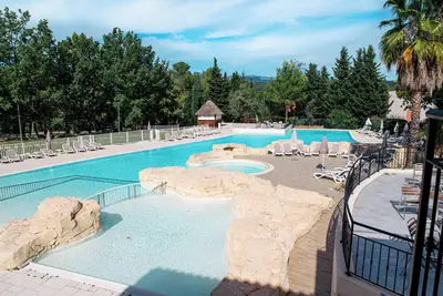 Image de Villa Provençale en Domaine Sécurisé avec Piscine
