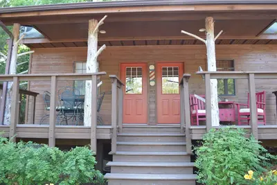 Image de Charming 2-bed/2 bath cottage with Ac, a fishing dock, and a boat dock.