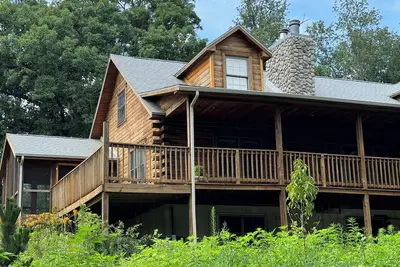 Image de Beautiful Log House  4 Bed, 2 Baths, 15 acre land, close to Madison, sleeps 13