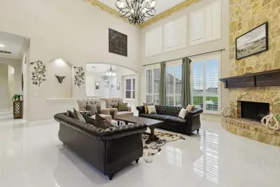 Image de Home W/ Theater | Poker Room | Hot Tub & More