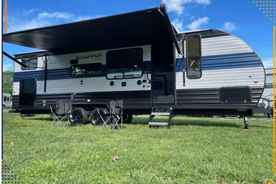 Image de Wolf Pup Experience w/ Bunk Beds & Queen Bed @ Khp