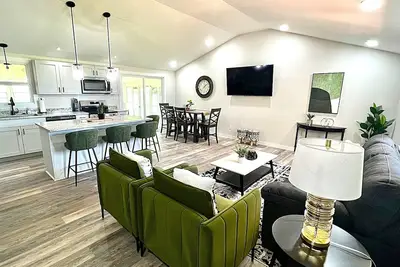 Image de Gorgeous New Home 3bdrm/3bath-walk to everything!