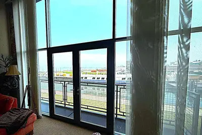 Image de Downtown Waterfront Condo-2Bdr/2Bth