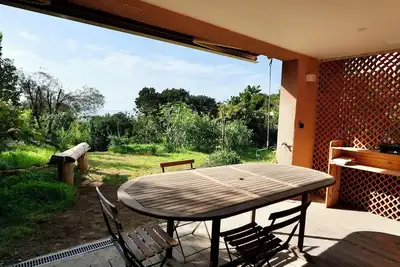 Image de Bas de villa indépendant avec jardin en bord de mer