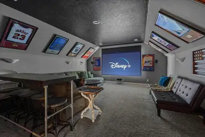 Image de *Heart of Bear Creek*3000SqFt*Hot Tub*Projector room*Bbq