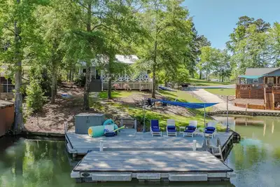 Image de Relaxing Lakefront Getaway - 3br Home w/ Private Dock & Yard