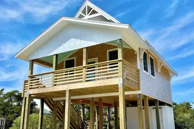 Image de Charming 2-bedroom, Brand New custom home, linens provided, steps to the beach!