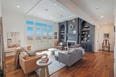 Image de Stunning Midway Home with Gorgeous Views and: 6-12 Month Options