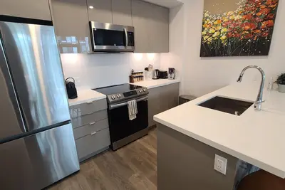 Image de Cozy Lake Simcoe 2 bedroom condo with a garden walkout to the boardwalk/ Pier.