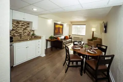 Image de Urban Comfort: 1br Condo with Pool at Oak Ridge