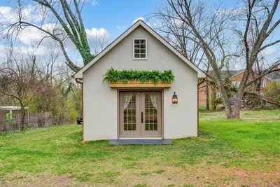 Image de The Sleepy Fox Cottage: A Cozy Getaway with a Touch of History