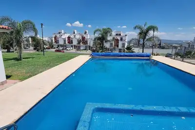 Image de 2-Story House With Large Pool and Parking Space